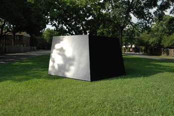 Tony Smith sculpture at de Menil in Houston, photo by Steuart Bremner